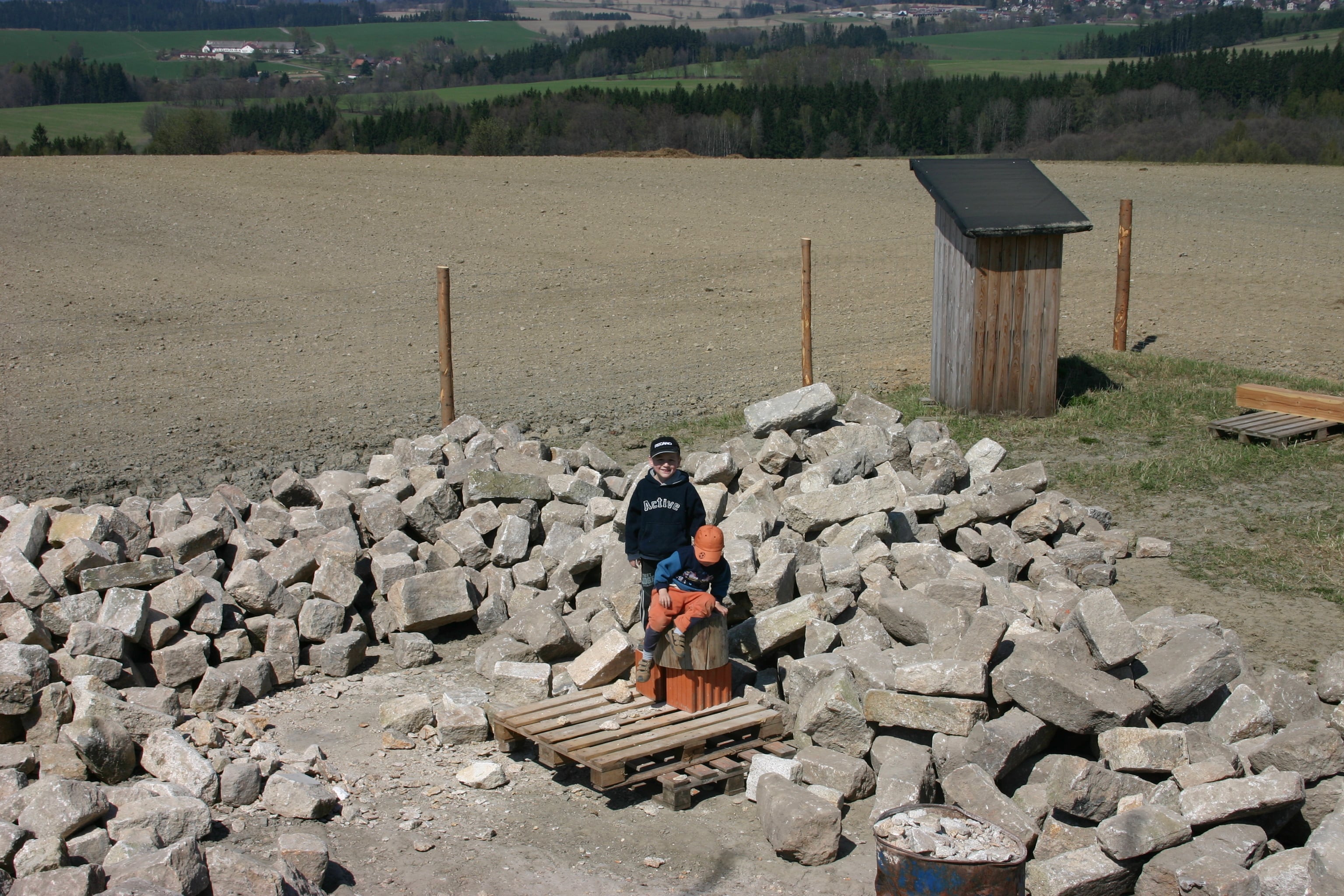 kameny na místě rozhledny