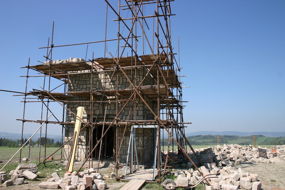 Lešení s hotovými dveřmi